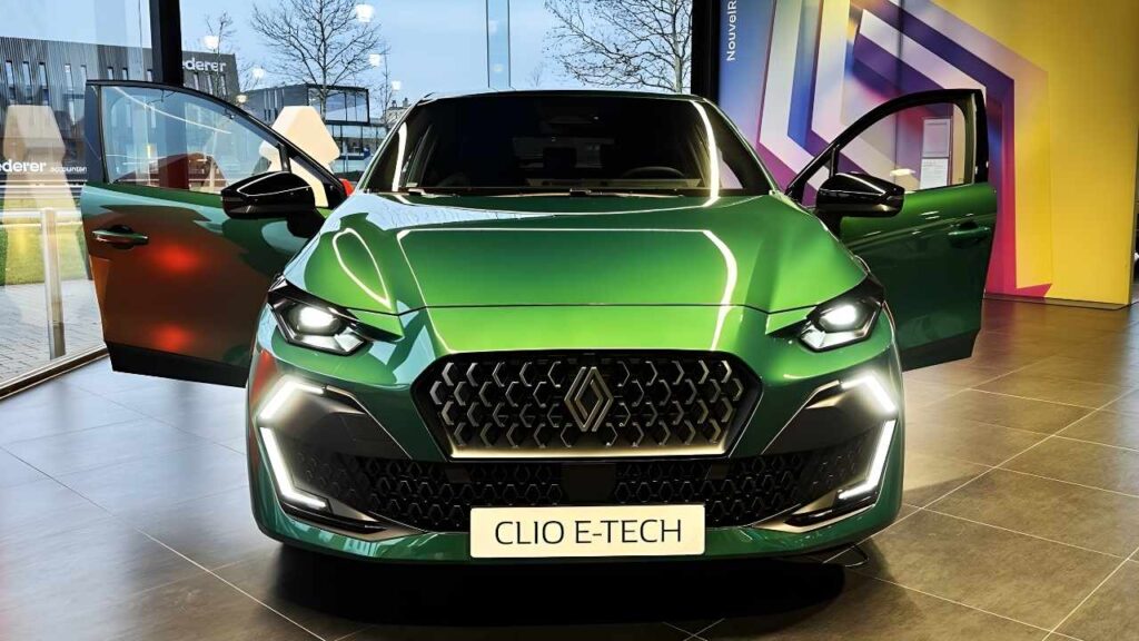 Nuevo Renault Clio 2026: Diseño Compacto y Elegante (160HP) con Vista Completa Interior y Exterior